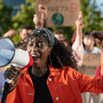População sai às ruas para protestar contra cortes em serviços básicos